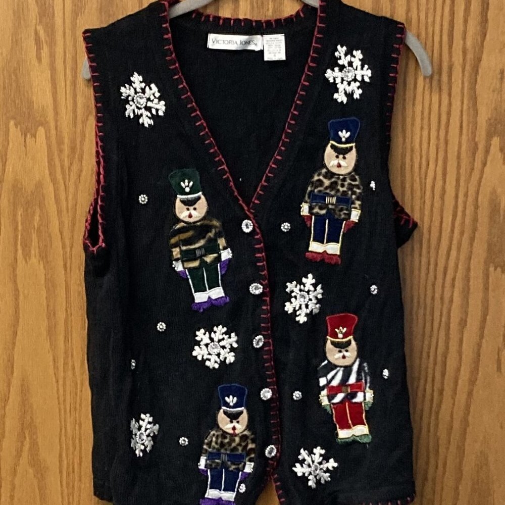 Victoria Jones soldiers christmas sweater sz s